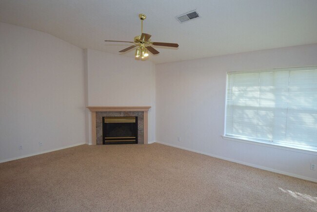 Building Photo - 3 Bedroom, 2 bath, 2 living areas, La Cueva area