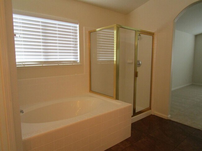 Building Photo - Like Brand New 4 Bedroom 3 Bath Beautiful ...