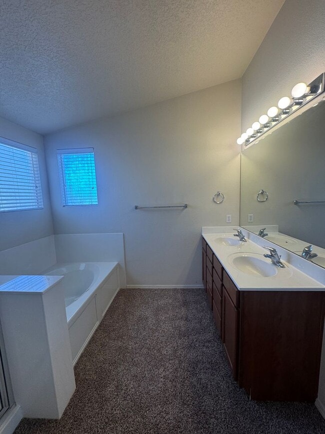 Building Photo - 3 bed 2 bath home in Huning Ranch
