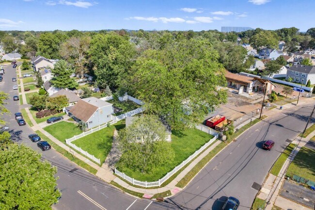 Building Photo - 52 Markham Rd