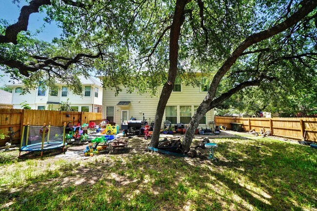 Building Photo - Spacious 3-Bedroom Home in Jonas Woods wit...