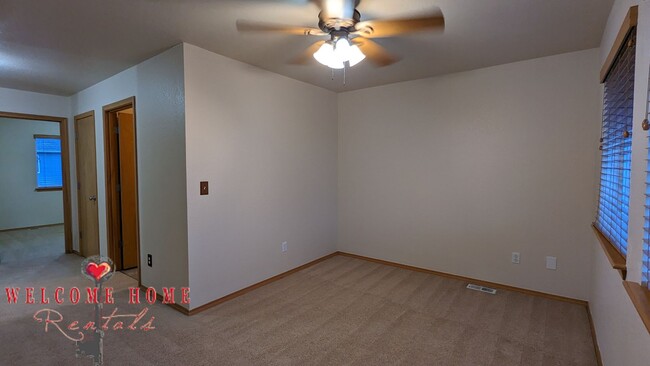 Building Photo - Spacious 3-bedroom with two living rooms a...