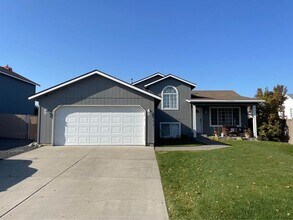Building Photo - WELCOME TO YOUR NEW HOME! Large fenced yard. minutes from the Spokane River and Centennial Trail!...