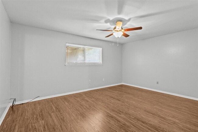 Building Photo - 2202 Colonial Ct N