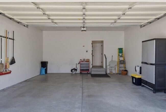 Building Photo - Beautiful Riverton Townhome in Gated Community!