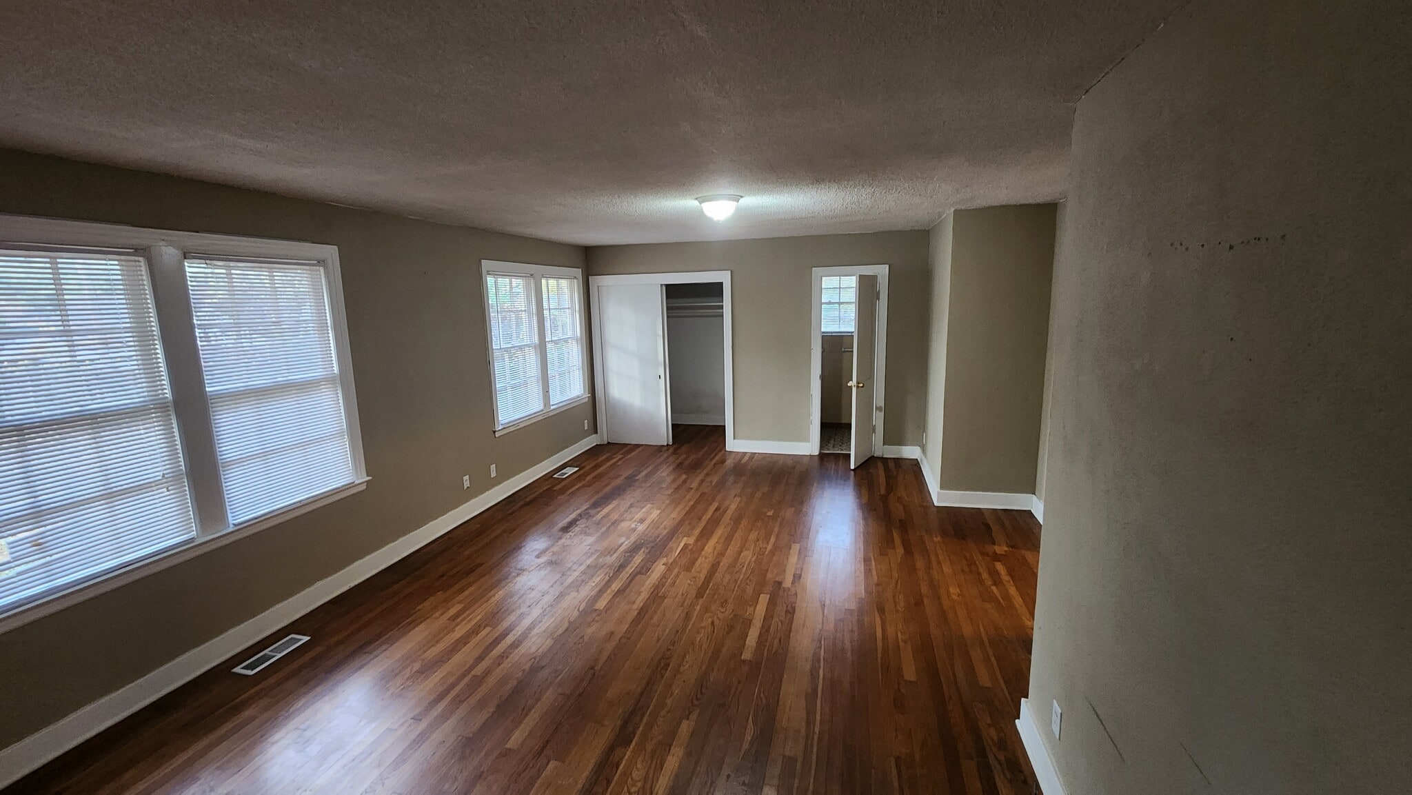 Master bedroom - 360 N White Station Rd