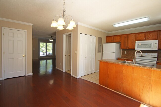 Building Photo - 760 Camelot Ln