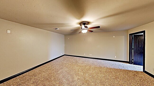 Building Photo - Stunning 5 Bedroom In Edmond With Bonus Room and Study