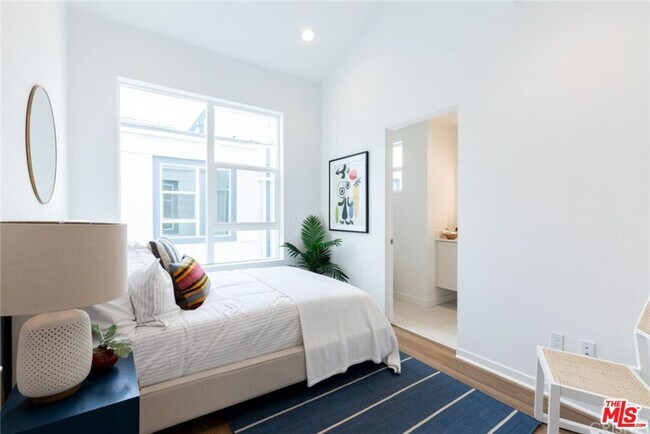 Building Photo - 4821 1/2 Craner Ave