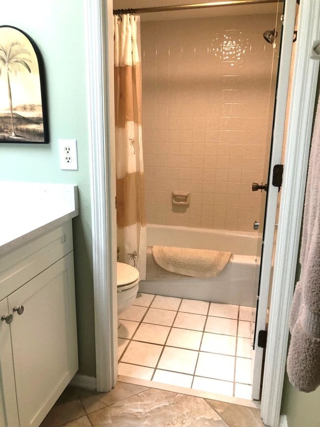 Building Photo - VENICE ISLAND! 2BR/2BA Condo in a Gated, Gulf front Community