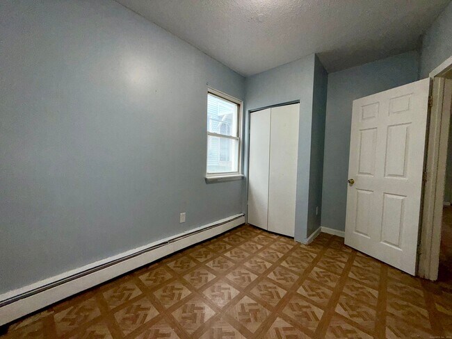 Building Photo - 132 Locust St