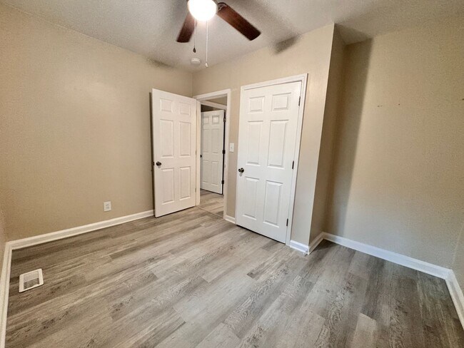 Building Photo - 2 Bed, 1 Bath Home w/ Garage