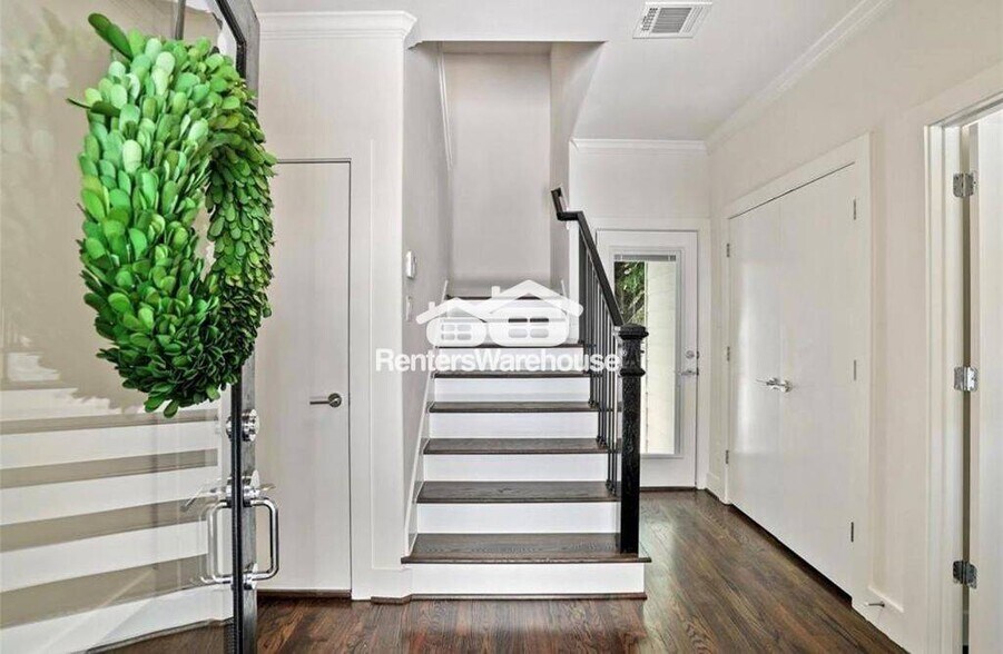 Building Photo - 1333 W 22nd St