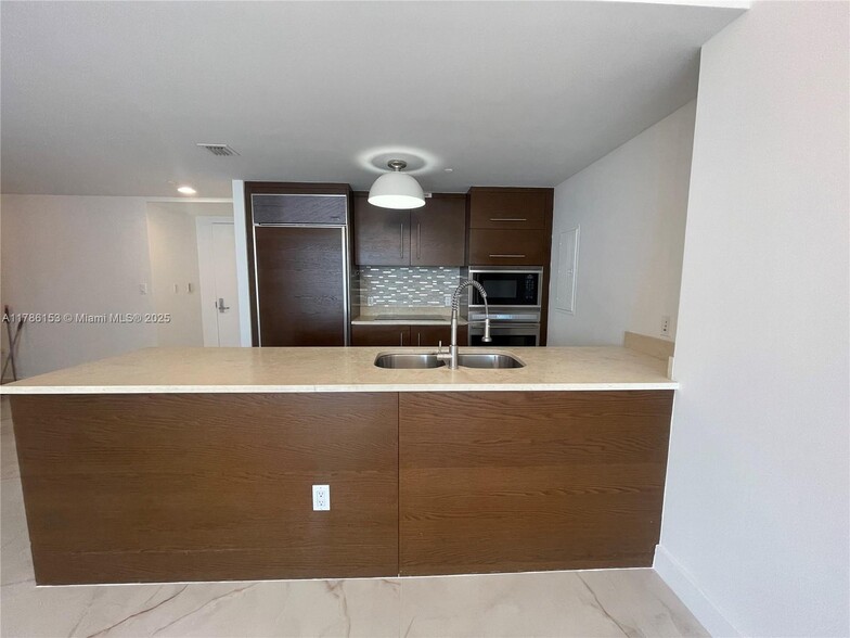 Building Photo - 465 Brickell Ave