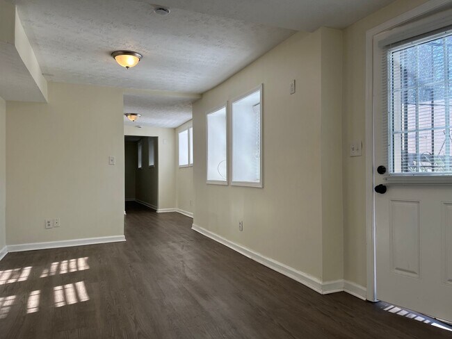 Building Photo - Spacious 3/2 Duplex Unit w/ Bonus Room Min...