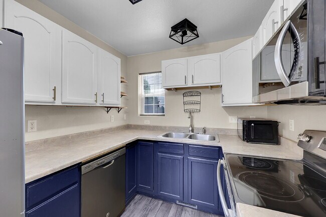 Building Photo - $2,250.00, 4 bed, 3 bath located in Colora...