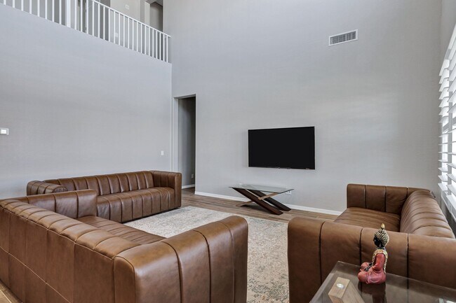 Building Photo - Spacious 5 Bedroom Home for Rent in East Mesa