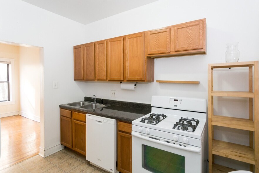 Building Photo - 700 W Cornelia Ave
