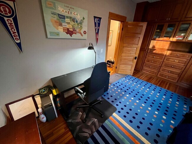 Building Photo - 3700 N Hermitage Ave