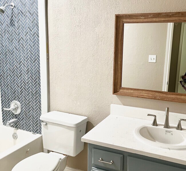 Building Photo - 704 Long Ct