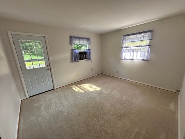 Building Photo - 4 Bedroom, 2 Bathroom House