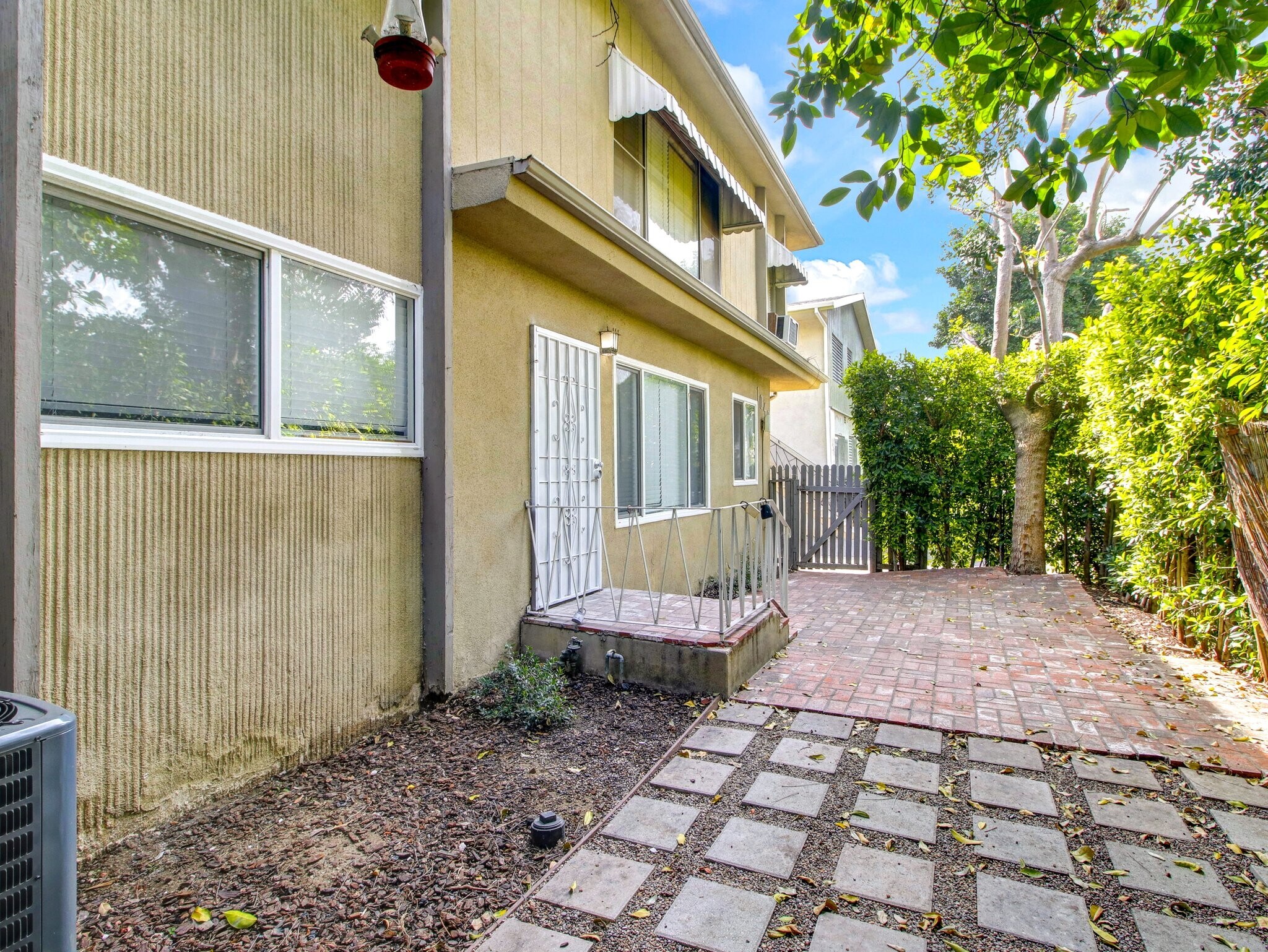 Building Photo - 1040 N Sierra Bonita Ave