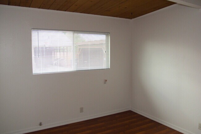 Building Photo - 993-995Butte