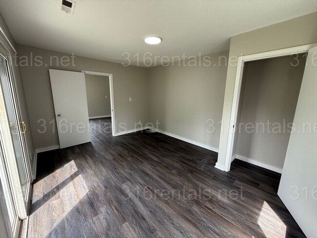 Building Photo - $1245 - 4 bedroom / 1 bathroom - Beautiful...