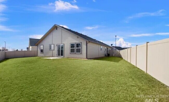Building Photo - "Charming 3-Bed, 2-Bath Home with Spacious...