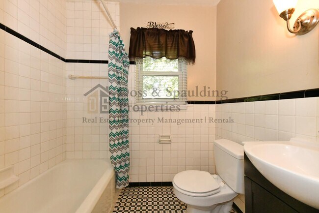 Building Photo - 1802 W Friendly Ave
