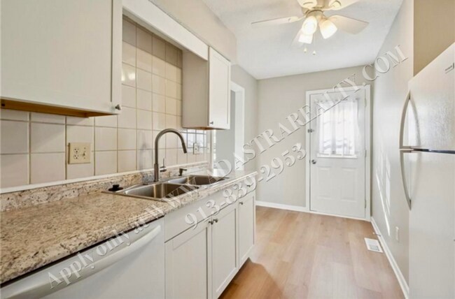 Building Photo - Adorable 3 Bed 2 Bath Duplex in Olathe-Available NOW!!