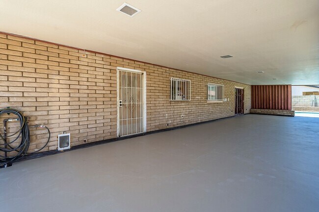 Building Photo - Move in Ready! 3 Bedrooms, 3 Bathrooms & P...