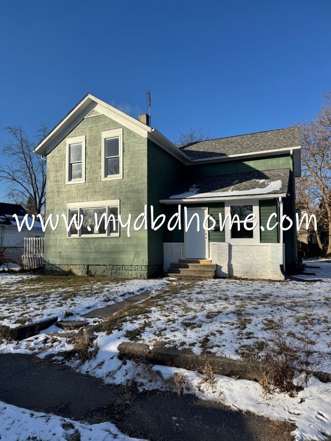 Building Photo - 315 Center St