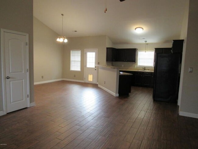 Building Photo - Gorgeous 3 Bedroom Home in Bradford Estates!!