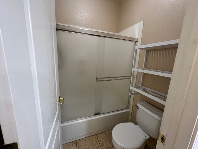 Building Photo - 4 bedrooms, an office and single-story home with a pool!!