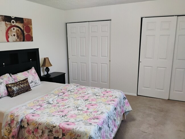 Building Photo - 553 W Park Ave