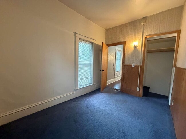 Building Photo - 3 Bedroom Student Rental New UW-Eau Claire - Available Now!