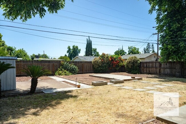 Building Photo - 1136 E Griffith Way