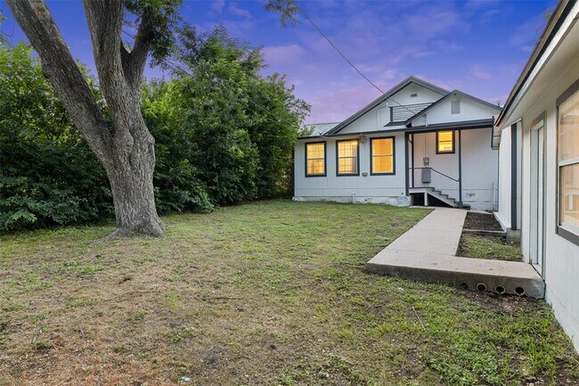 Building Photo - 707 W 7th St