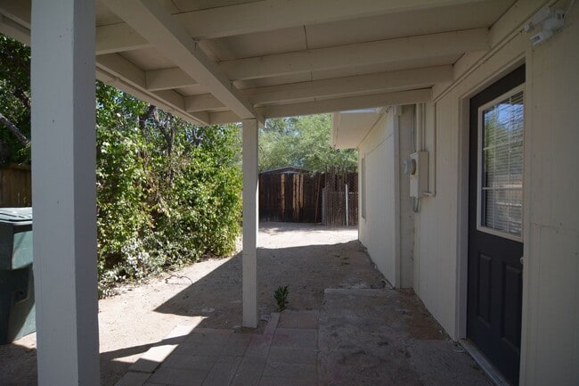 Building Photo - Remodeled 2 Bedroom 1 Bath House! (Back Unit) Central Tucson Location!