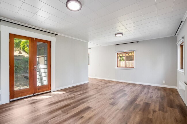 Building Photo - Charming 1 BD 1 BA cottage nestled on a be...