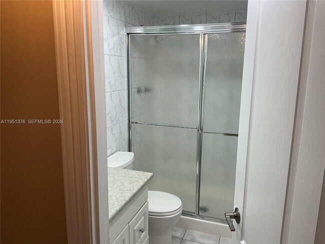 Building Photo - 400 Leslie Dr