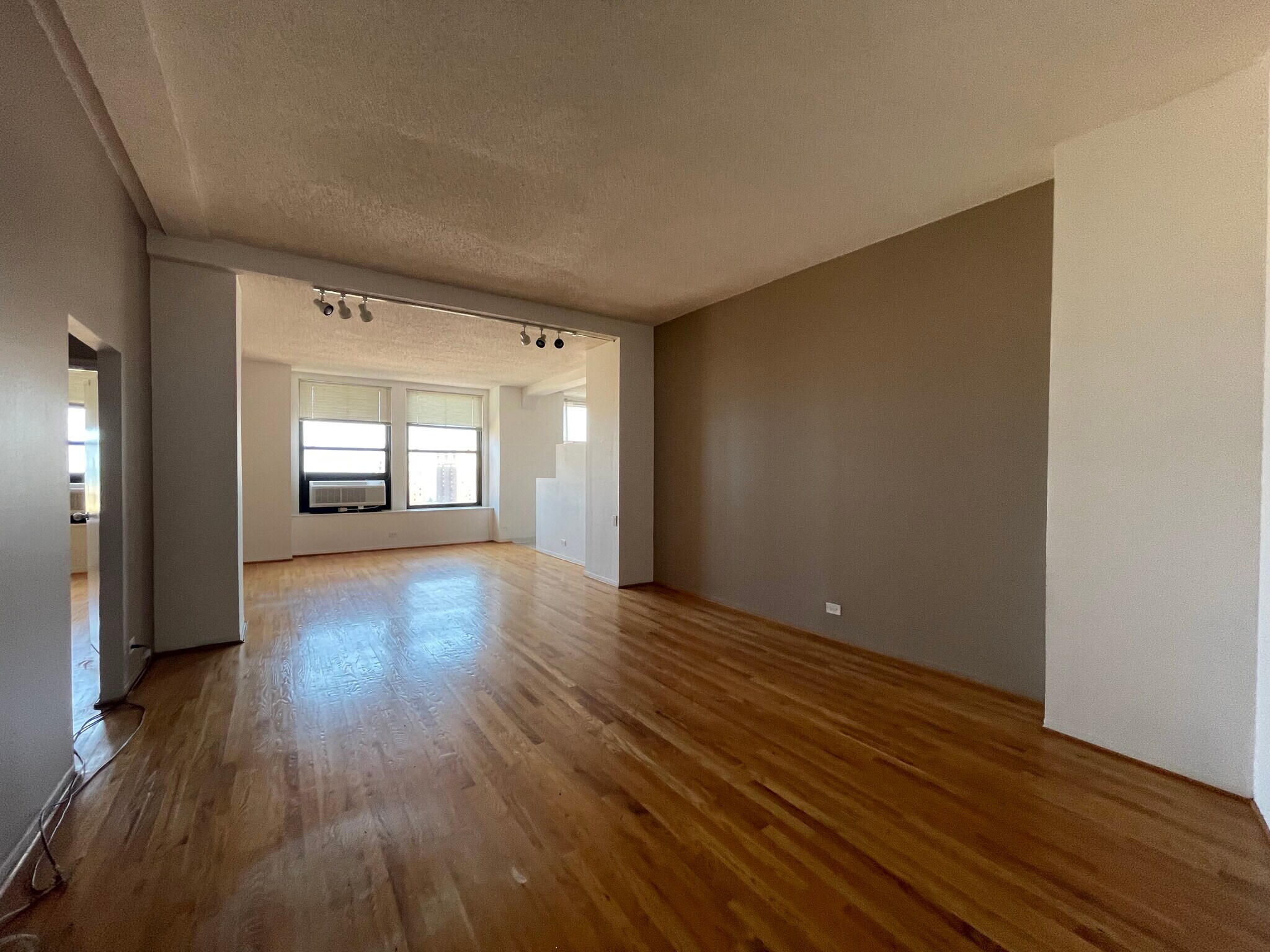 Living Room Dining Room- Open Plan - 600 S Dearborn St