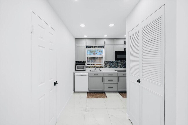 Building Photo - 129 Lake Carol Dr