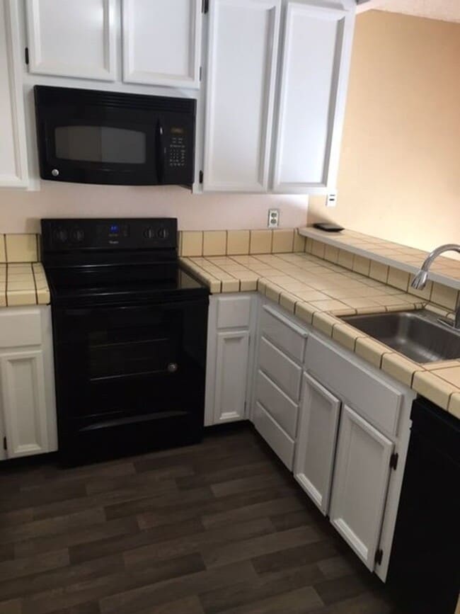 Building Photo - First Floor condo perfectly situated for public transportation