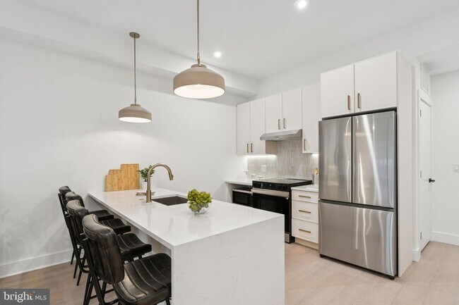 Building Photo - 30 W Allens Ln