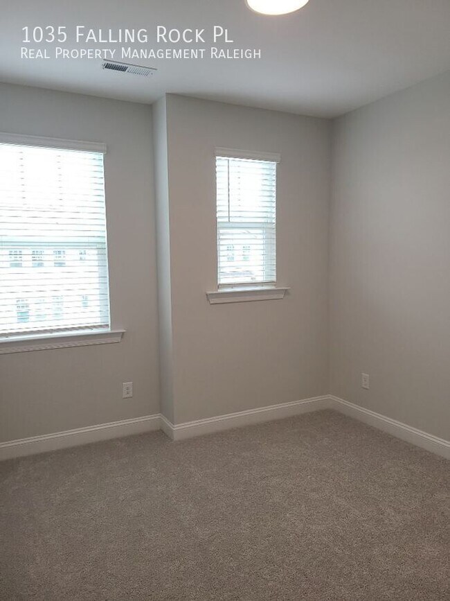 Building Photo - 1035 Falling Rock Pl