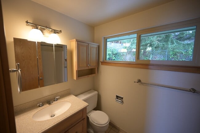Building Photo - Beautiful water view home in Diamond Point...