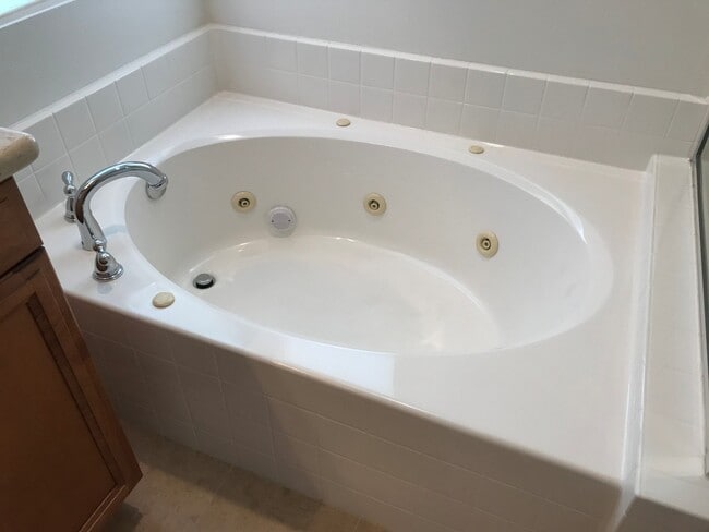 Building Photo - Welcome To Your New Home In Inglewood (Gat...