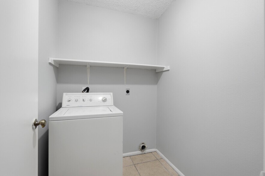 Building Photo - 9110 Roquefort